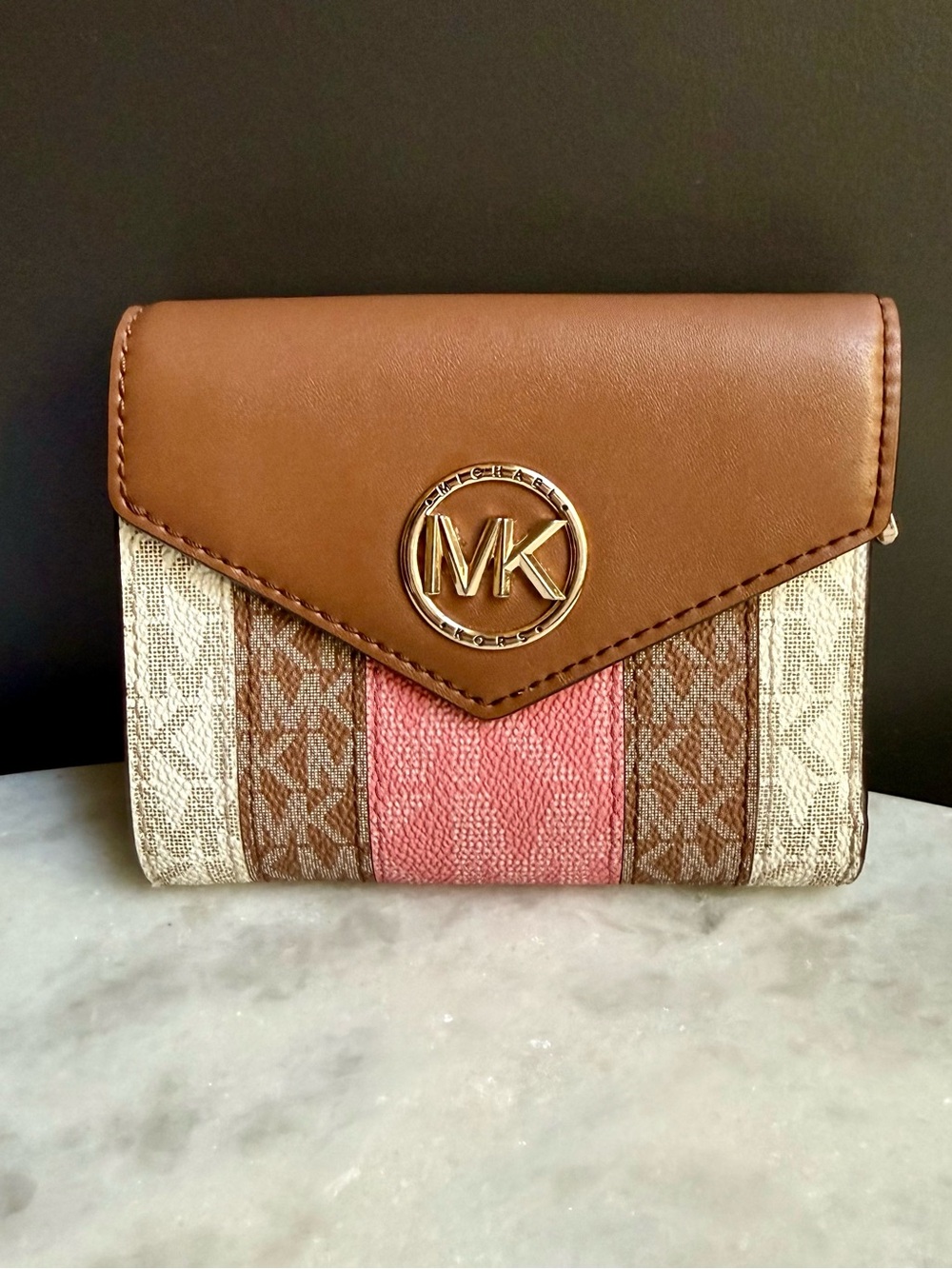 Michael Kors Carmen Medium
Envelope Trifold Wallet - Pink
Stripe